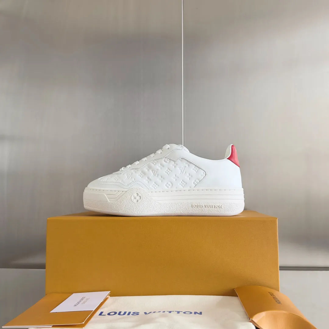 👟👟Ex-factory price 740👟👟 Top version LV Louis Vuitton L House Donkey Brand Stadium Series Casual Sports Shoes White Shoes Dexun Shoes Original purchase, development and production LV Stadium sports shoes are soft cow leather partially embossed with Monogram patterns, reproducing the retro design trend. Monogram canvas trim and toe perforations bring together exquisite details, the tongue is decorated with LV letter label, and the outsole depicts the Louis Vuitton logo. Exquisitely packaged at the delivery counter🛍📦 ▪️ Fabric: Original imported first-layer cowhide ▪️ Lining: Original imported soft sheepskin lining ▪️ Sole: Original open-molded non-slip rubber outsole ▪️ Bottom thickness: 3CM ▪️ Size: Women's 35-41